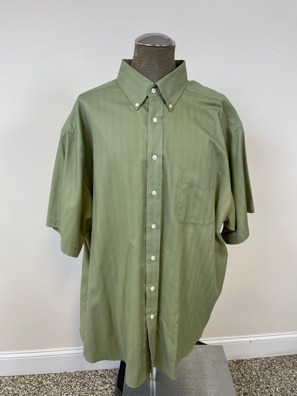 RoundTree & Yorke Men’s Button Down Shirt